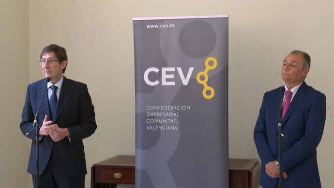 El presidente de Bankia, José Ignacio Goirigolzarri, y el presidente de la Confederación Empresarial de la Comunitat Valenciana (CEV), Salvador Navarro, tras la reunión que han mantenido este jueves en Valncia.