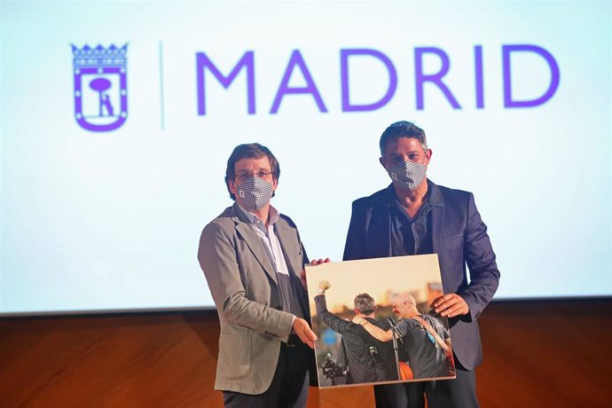 El alcalde de Madrid, José Luis Martínez-Almeida, y el cantante Alejandro Sanz, en el acto de reconocimiento del Ayuntamiento de la capital al artista por su trayectoria profesional y vinculación a la ciudad de Madrid