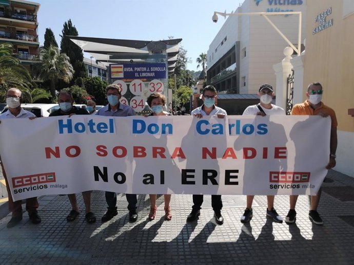 Concentración de representantes de CCOO del Hotel Don Carlos en Málaga capital contra el ERE planteado por la propiedad