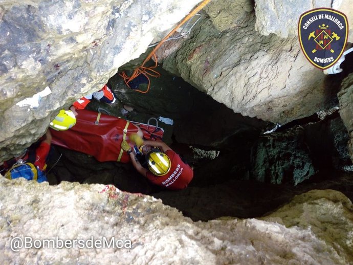Sucesos.- Rescatan a un pescador de unos 60 años tras caer en una zona rocosa de
