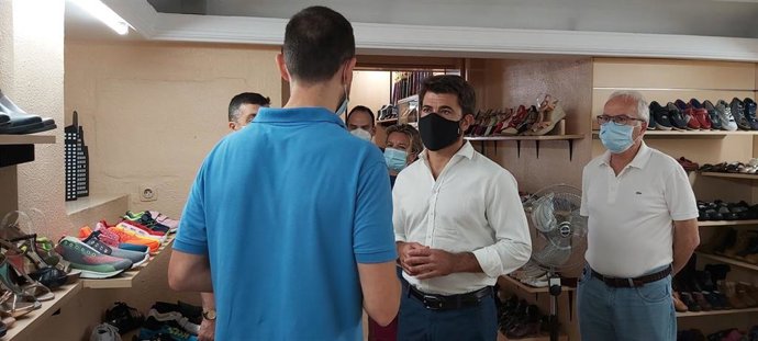 El portavoz municipal del PP, Beltrán Pérez, visita a comerciantes de Triana