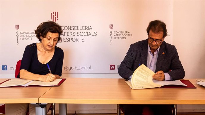 La consellera de Asuntos Sociales y Deportes, Fina Santiago, y el rector de la Universitat de les Illes Balears (UIB), Lloren Huguet