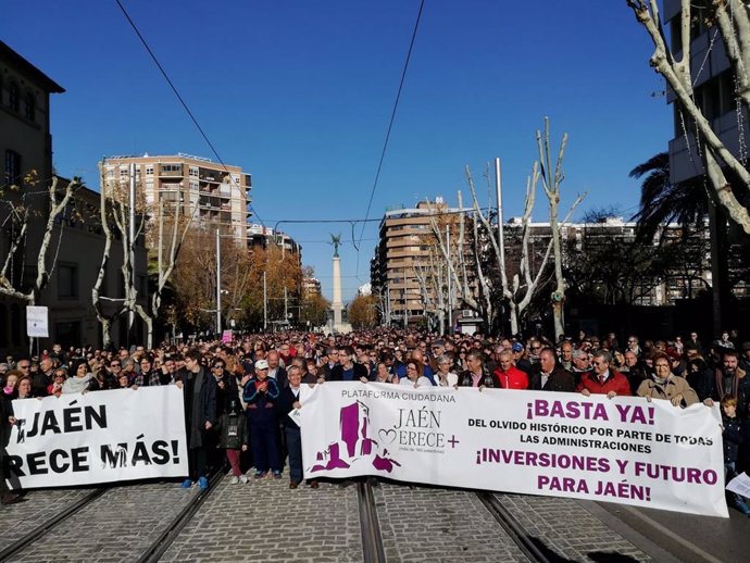 Manifestación convocada por la plataforma ciudadana 'Jaén merece más'/Archivo