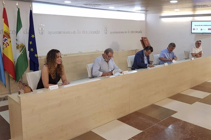 El Ayuntamiento de La Rinconada (Sevilla) renueva su acuerdo por el empleo con CCOO y UGT.
