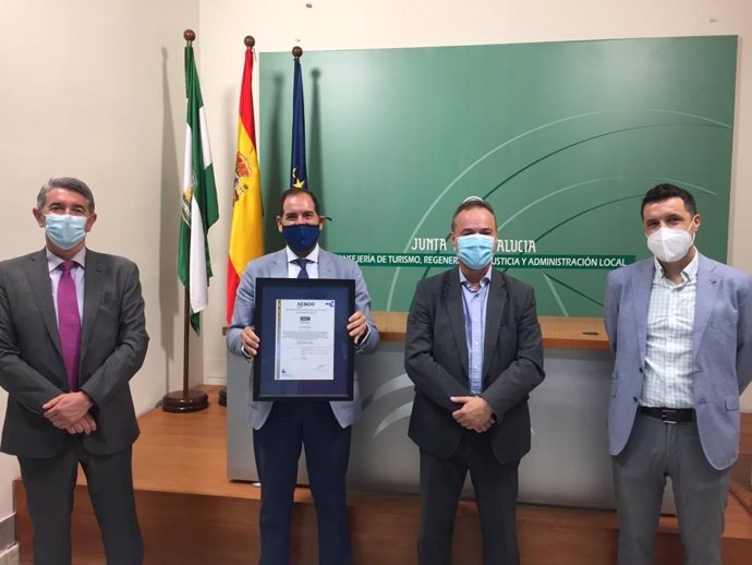 El director general de Justicia Juvenil y Cooperación, Francisco Ontiveros, recibe el certificado de Aenor
