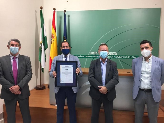 El director general de Justicia Juvenil y Cooperación, Francisco Ontiveros, recibe el certificado de Aenor