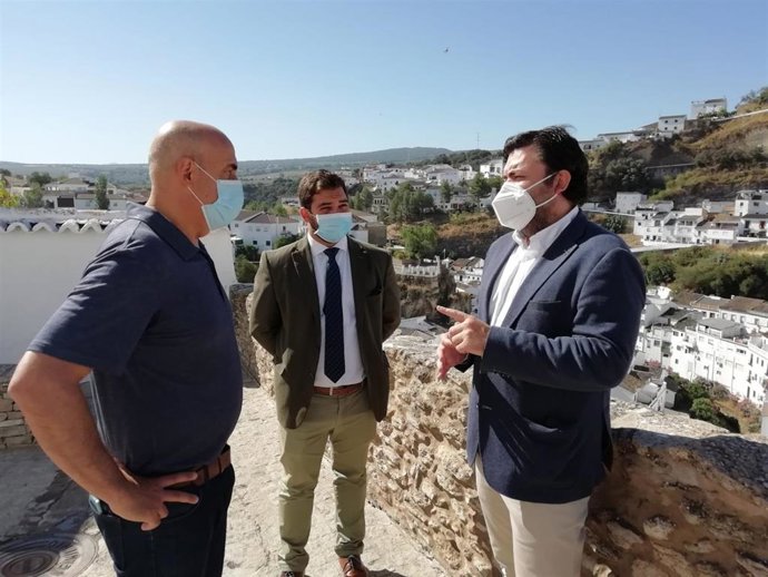 El director general de Administración Local, Joaquín López-Sidro, y el delegado territorial de la Consejería de Turismo, Regeneración, Justicia y Administración Local en Cádiz, Miguel Rodríguez, en Setenil