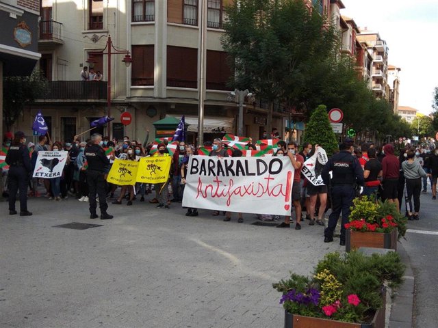 Antifascitas se concentran en Barakaldo con motivo de un mitis de Vox