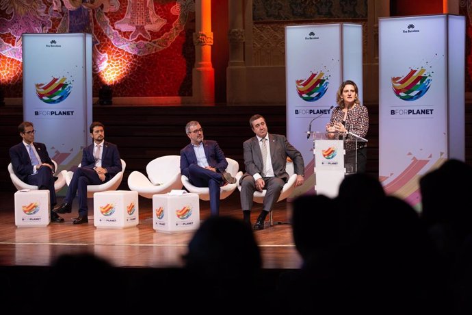 La vicepresidenta Teresa Ribera durante la presentación del congreso BforPlanet, en el Palau de la Música de Barcelona, el 30 de enero de 2020, acompañada de otros representantes políticos y el fundador del evento, Francisco Lombardo (derecha).
