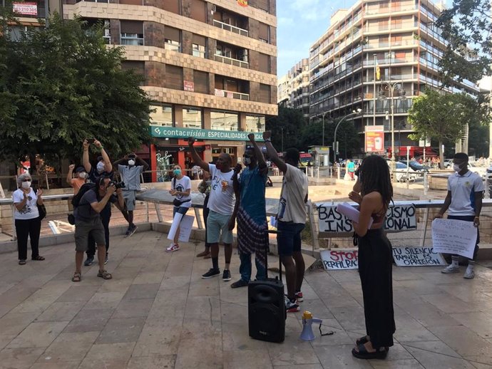 El joven negro retenido en el Metro de Valencia interviene en una concentración en su apoyo