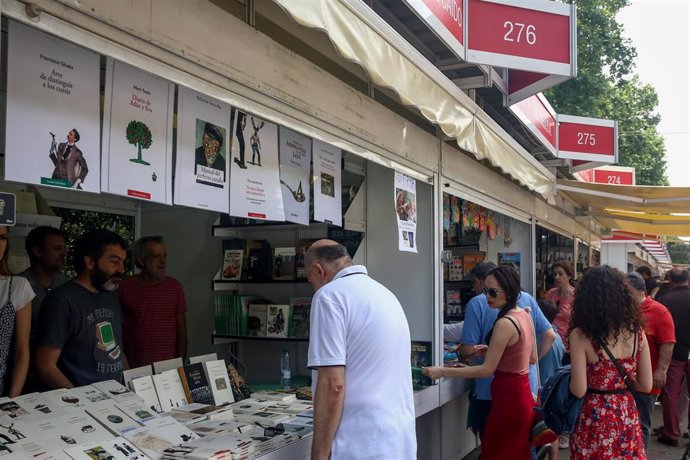 Visitantes se acercan a las casetas de la Feria del Libro de Madrid.