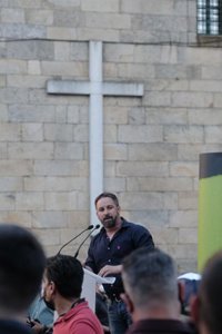 Abascal acusa a Sánchez de querer "la jefatura del Estado" para él con el debate sobre la inviolabilidad del Rey