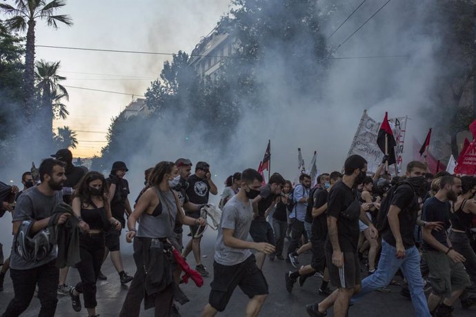 Grecia.- El Parlamento griego aprueba la controvertida ley que restringe el dere