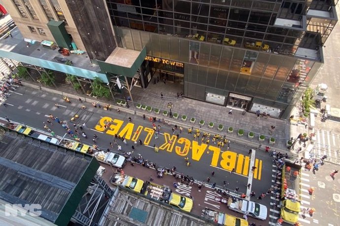 EEUU.- Nueva York culmina el mural que reza 'Las Vidas Negras Importan' situado 