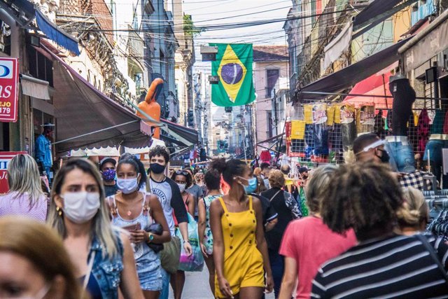 En medio de la desescalada, miles de personas han vuelto a las calles de Río de Janeiro, en este caso en Sahara, una de las principales zonas comerciales de la ciudad carioca.