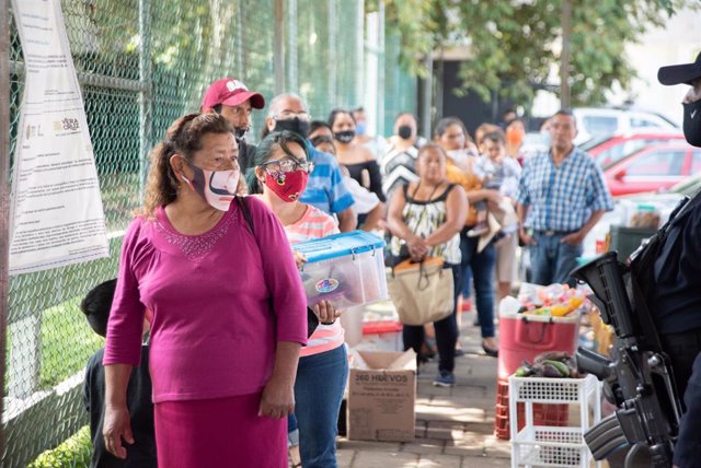Personas esperan su turno para poder acceder al penal de Pacho Viejo, en el municpio de Coatepec, Veracruz, con motivo de la celebración del Día del Padre en México.