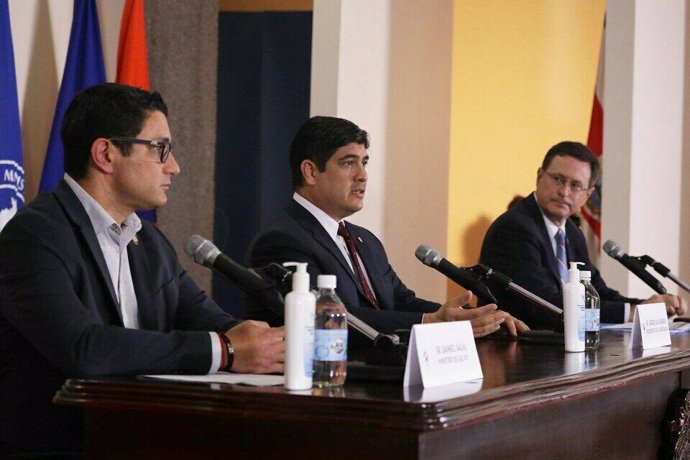 Carlos Alvarado y el ministro de Salud, Daniel Salas