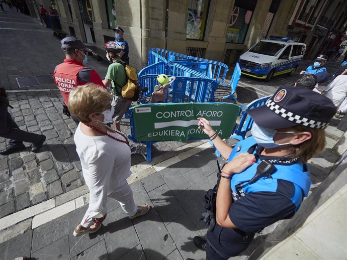 Agentes de la Policía Municipal controlan la afluencia de gente en la Plaza del Consistorio en el momento en el que de celebrarse los Sanfermines 2020 hubiera tenido lugar el famoso chupinazo, en Pamplona, Navarra (España), a 5 de julio de 2020. Pamplon