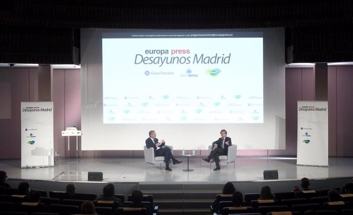 El director de Europa Press, Javier García Vila, y el alcalde de Madrid, José Luis Martínez-Almeida