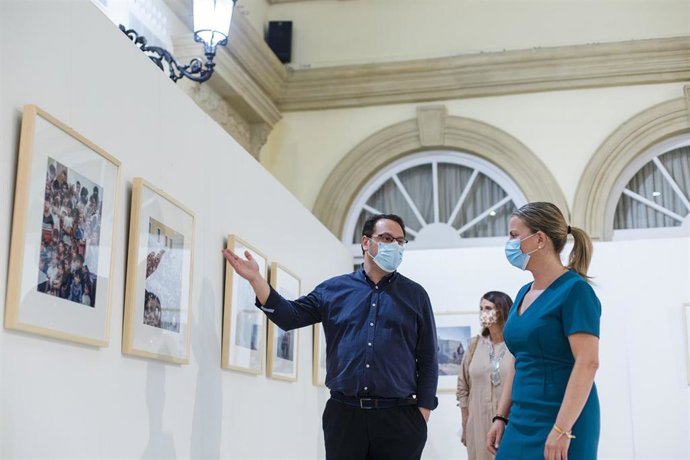 Inauguración en el Patio de Luces Exposición Carlos Pérez Siquier. Director Museo de Arte y de la Fundación de Arte Ibáñez Cosentino Juan Manuel Martín Robles, Diputada Deporte y Juventud Maria Luisa Cruz