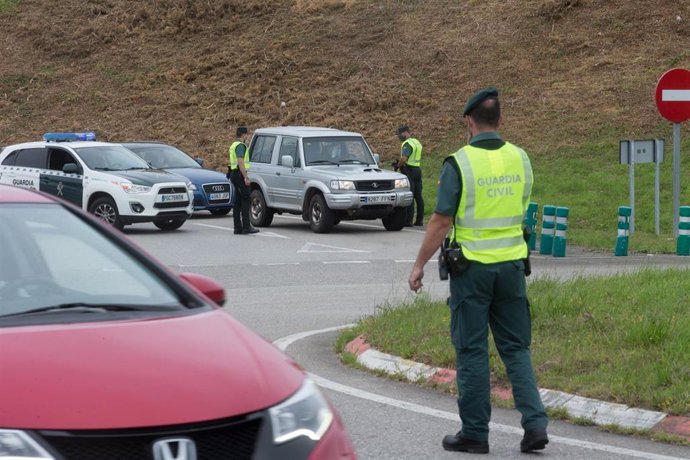 Punto de control de La Guardia Civil de Tráfico en la entrada a la Comunidad gallega a través de Ribadeo
