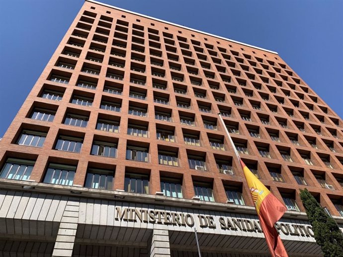 Seu del Ministeri de Sanitat amb la bandera d'Espanya a mitja banya en record dels morts amb COVID-19, en el període de deu dies de dol decretat pel Govern.