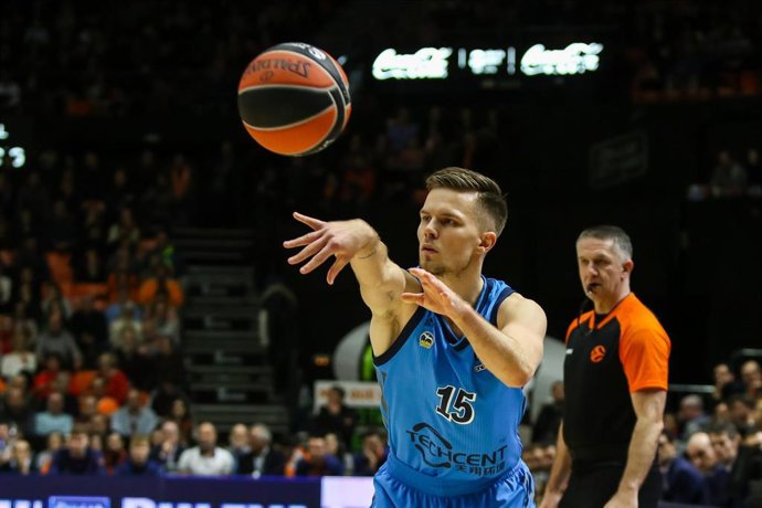 Marin Hermannsson jugando con el Alba Berlin