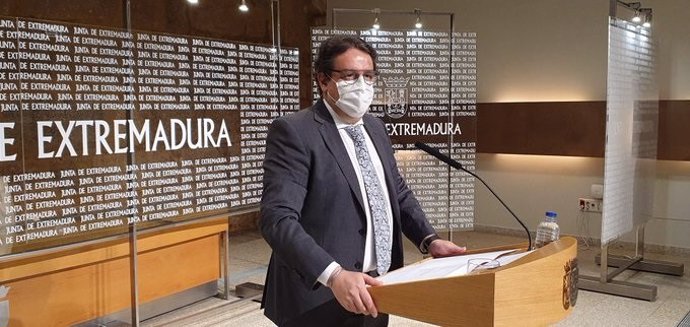 El conseller de Sanitat, José María Vergeles, en roda de premsa a Mrida