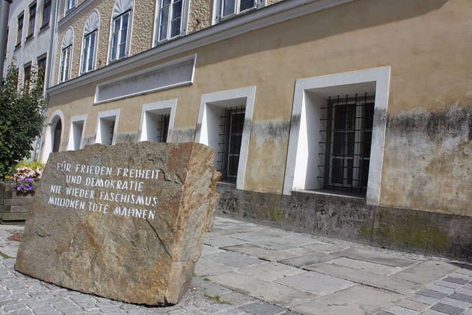 Memorial antifascista delante de la casa natal de Adolf Hitler