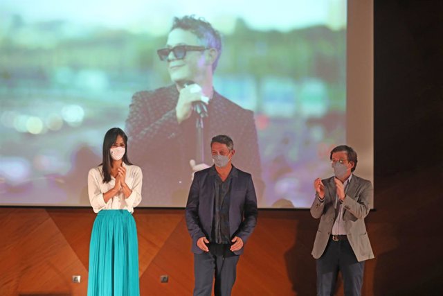 El alcalde de Madrid, José Luis Martínez-Almeida (1d) y la vicealcaldesa, Begoña Villacís (1i), participan en el acto de reconocimiento del Ayuntamiento de la capital al artista Alejandro Sanz (2i) 