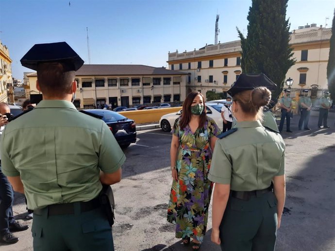 La subdelegada del Gobierno de España en Jaén, Catalina Madueño, acompañada del teniente coronel jefe de la Comandancia de Jaén, Francisco José Lozano, ha dado la bienvenida al Cuerpo a los 40 guardias civiles.