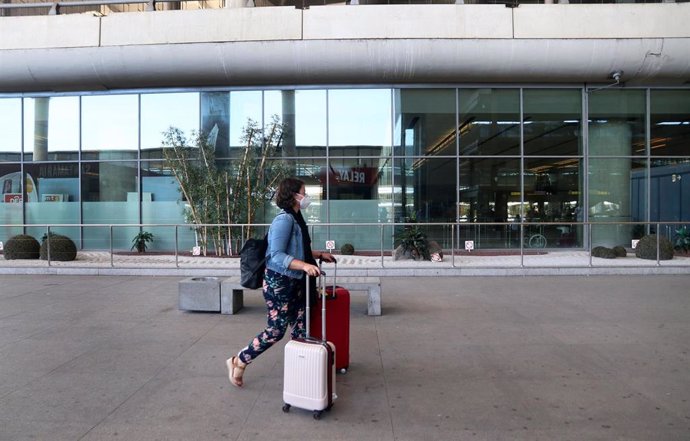 Salida de turistas y residentes al aeropuerto de Málaga-Costa del Sol 