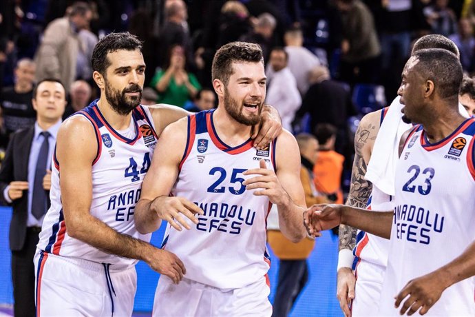 Alec Peters of Anadolu Efes celebrates victory of  the Turkish Airlines EuroLeague match between  FC Barcelona  and Anadolu Efes Istanbul at Palau Blaugrana on January 10, 2020 in Barcelona, Spain.