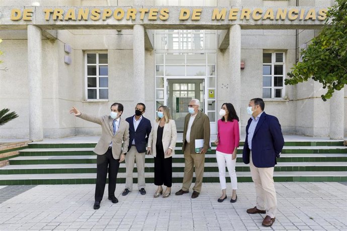 La consejera de Fomento, Marifrán Carazo, en su visita al centro logístico de La Negrilla