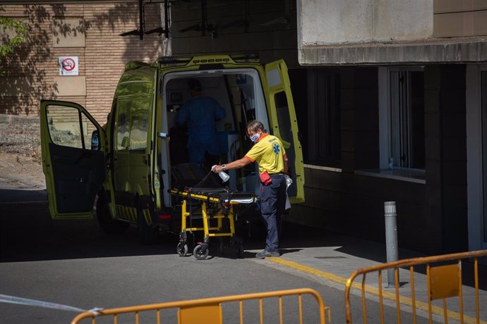 Un sanitario desinfecta una camilla de una ambulancia en el Hospital Arnau de Vilanova de Lleida (Archivo)