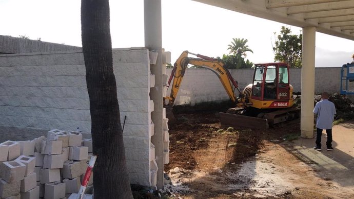 Obras de construcción de una zona anexa al Hospital de La Palma para realizar pruebas de Covid-19