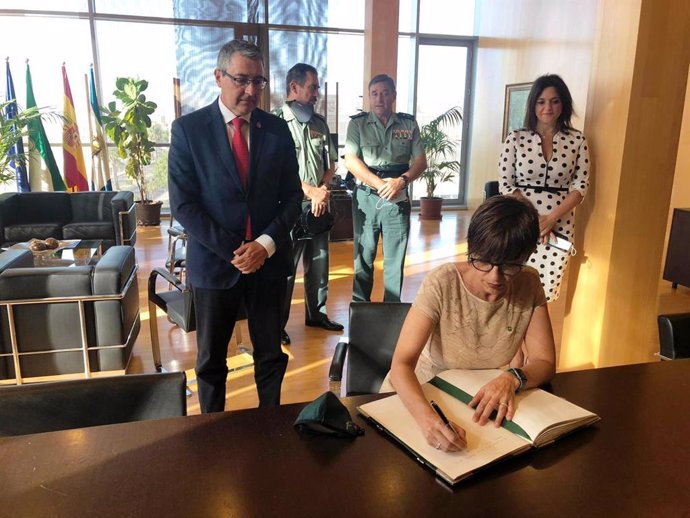La directora general de la Guardia Civil, María Gámez, firma en el Libro de Honor de la Diputación junto al presidente de esta institucion, Francisco Salado