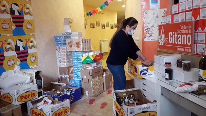 La Fundación Secretariado Gitano de Castilla y León prepara alimentos para familias gitanas en situación de emergencia durante la pandemia.