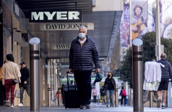 Un hombre con mascarilla en una calle de Melbourne