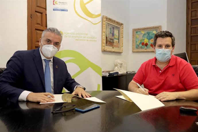 El presidente de la Agencia Provincial de la Energía, Víctor Montoro (izda.), y el alcalde de Peñarroya-Pueblonuevo, José Ignacio Expósito, firman el acuerdo de colaboración