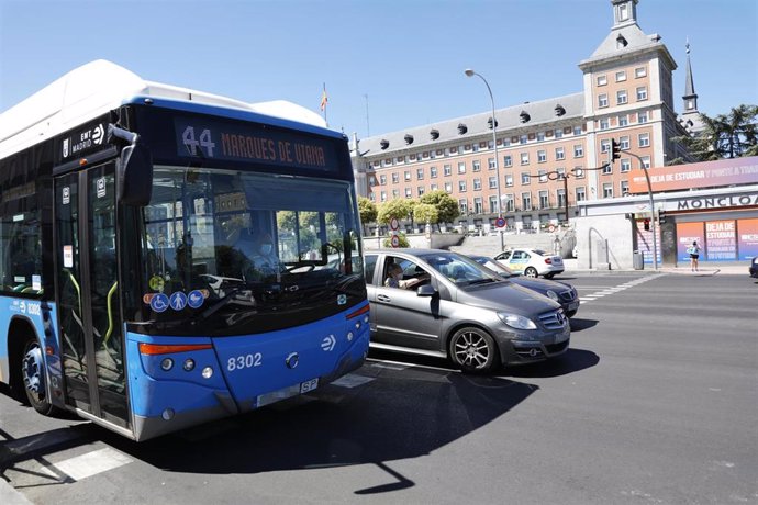 Un autobús urbano de la EMT circula por las inmediaciones del intercambiador de Moncloa, en Madrid (España), a 1 de julio de 2020.