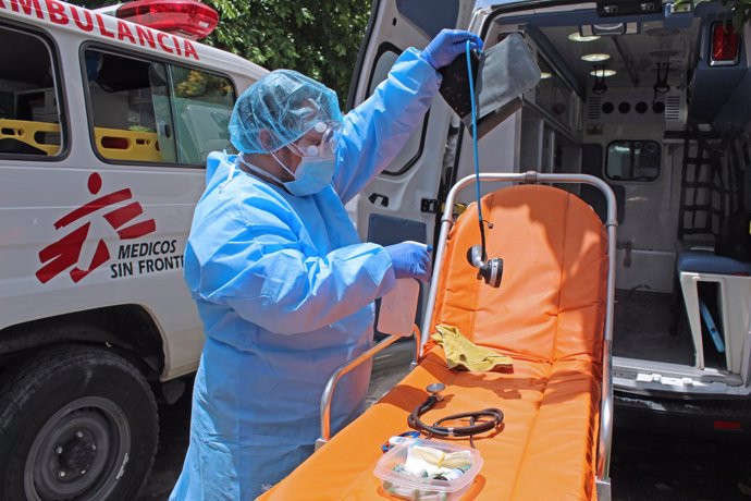 El servicio de ambulancias de MSF desinfecta el equipo tras una intervención en la ciudad de Soyapango durante la pandemia de coronavirus en El Salvador