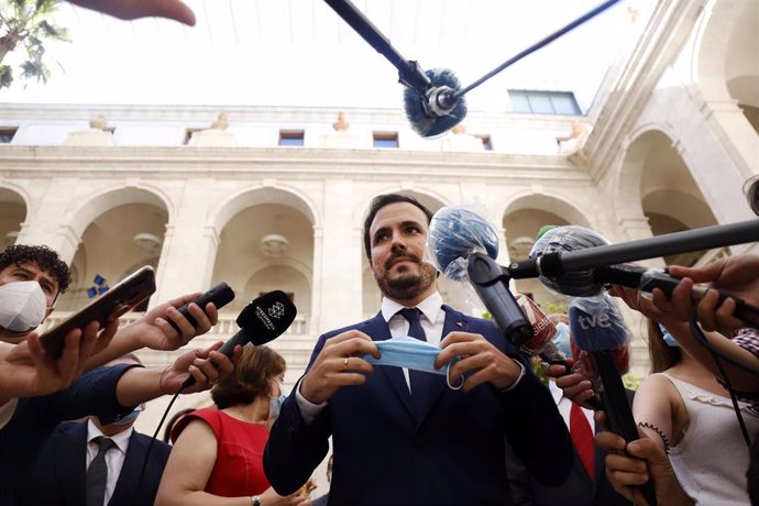 El ministro de Consumo, Alberto Garzón, atiende a los medios antes de visitar el Museo de Málaga.
