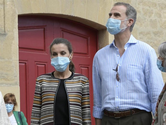 Los Reyes durante su visita a la Estación Enológica de Haro, dentro de su visita programada por provincia de La Rioja.