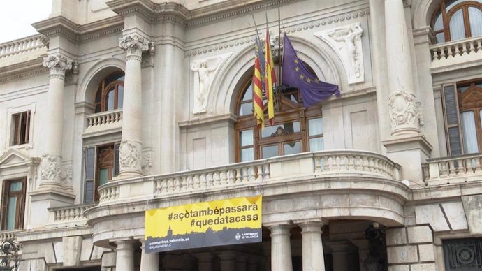 Imagen del Ayuntamiento de Valncia con la pancarta en señal de duelo ante la pandemia de la Covid-19.