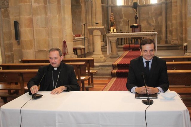 De izda a dcha, Raúl Fernández y Abilio Martínez en la Iglesia de San Juan de Soria.