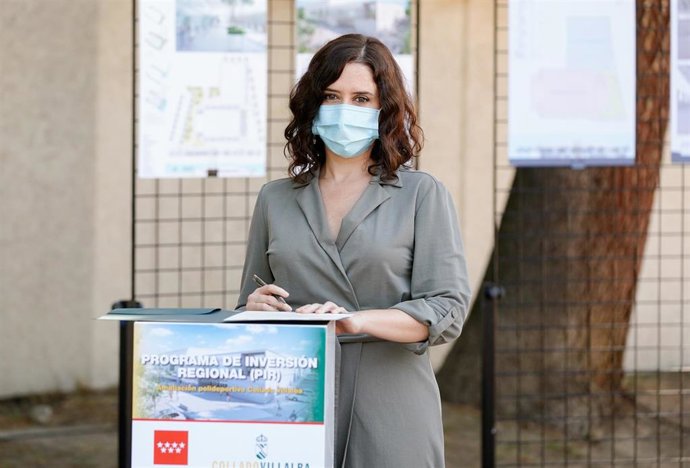 La presidenta de la Comunidad de Madrid, Isabel Díaz Ayuso, interviene en la visita programada a Collado Villalba para presentar las obras de ampliación de un polideportivo municipal.