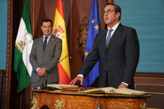 El presidente de la Junta, Juanma Moreno, este viernes durante la toma de posesión del nuevo integrante del Consejo Consultivo de Andalucía, Leandro Cabrera.