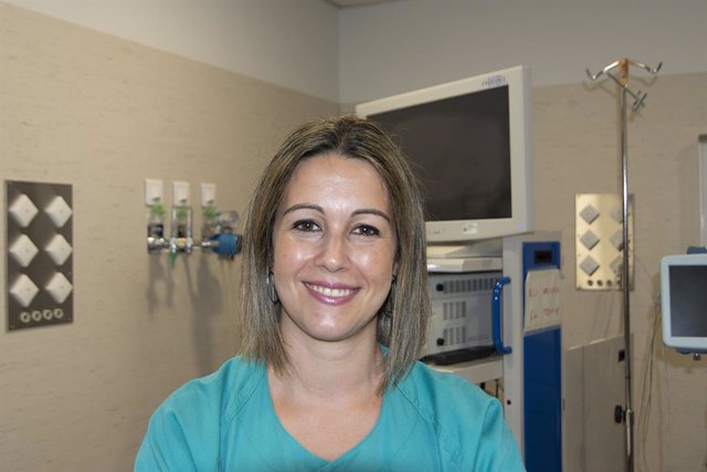 La neumóloga María Sol Arena de Larriva en la unidad de broncoscopia