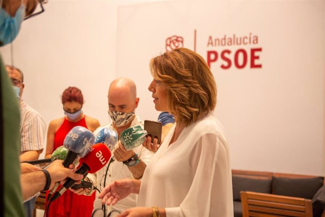La secretaria general del PSOE-A y líder de la oposición, Susana Díaz, atendiendo a los periodistas